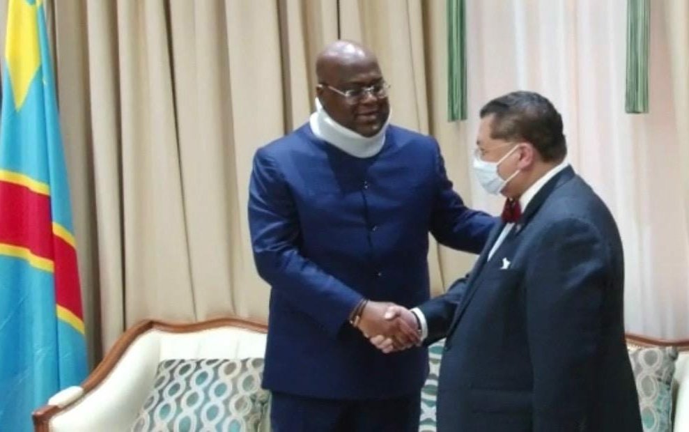 Je suis très reconnaissant à S.E.M. Félix Tshisekedi Tshilombo pour m'avoir reçu hier au lendemain de son retour à Kinshasa. Le Chef de l'État était en forme et nous avons discuté de certains points liés au partenariat stratégique entre la #RDC🇨🇩 et les #USA🇺🇲. @Presidence_RDC