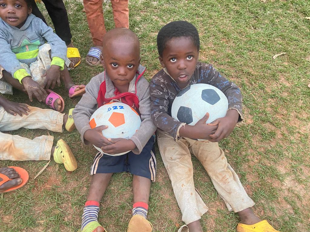 watchman_global's tweet photo. We believe sport brings unity for a holistic development of young people, fostering their physical, social and emotional health.
Thank You to @BalltoAll for donating balls for peace in the Ntasen Neighborhood in Bamenda.
#BallforPeace
@YVPD1 https://t.co/mWQNwROAOb
