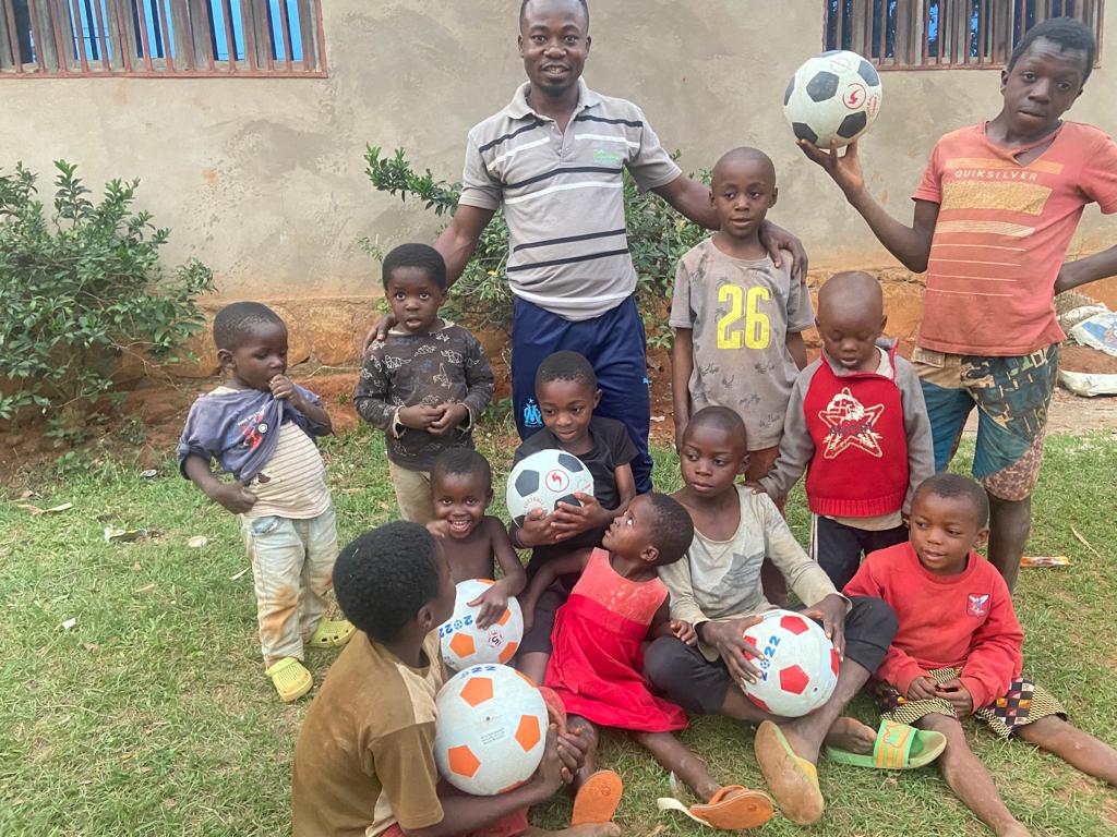 watchman_global's tweet photo. We believe sport brings unity for a holistic development of young people, fostering their physical, social and emotional health.
Thank You to @BalltoAll for donating balls for peace in the Ntasen Neighborhood in Bamenda.
#BallforPeace
@YVPD1 https://t.co/mWQNwROAOb