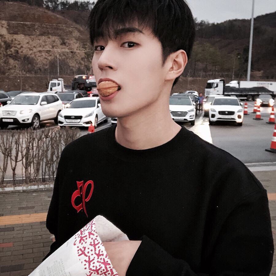 GGang_e's tweet photo. 글고 무엇보다 진짜 존나 잘생김 비현실적,, https://t.co/Hx0wHAeQqC
