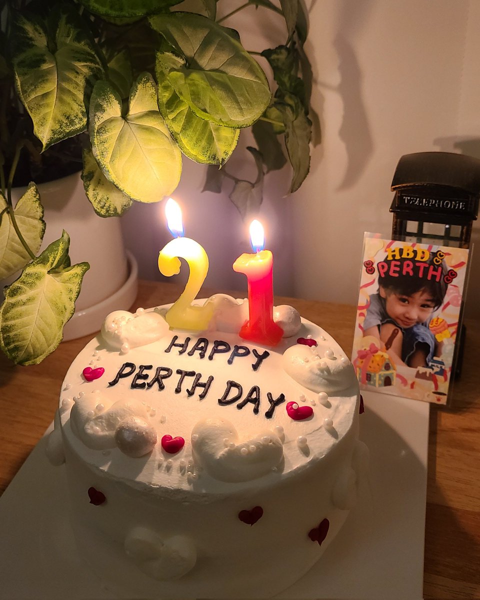 HJHJKawaii's tweet image. 퍼스야 생일 진짜로 축하해🖤 
스케줄이 미친듯이 많아지는 한 해가 되길!
#Perth21stHBD
#KDPPE