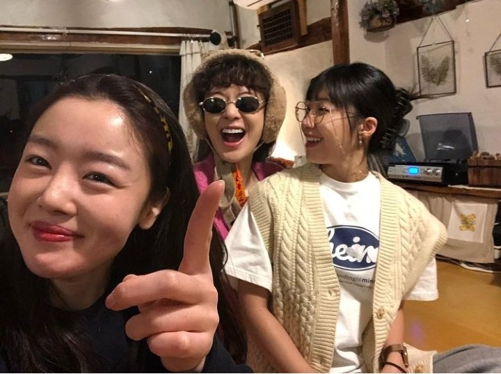 Fifi1700's tweet photo. Finished watching #WorkLaterHikeNow OMG sucha fun show with all the guests & our dorky drinkers girls squad ❤️😍IK its tiring but I wanna try hiking someday❤️THESE 3 FEELS LIKE HOME TO ME😭😍My happy pills😭😍 Can't wait for #WorkLaterDrinkNow S2😍
#LeeSunBin #HanSunhwa #EUNJI https://t.co/c0PWNaOTGc