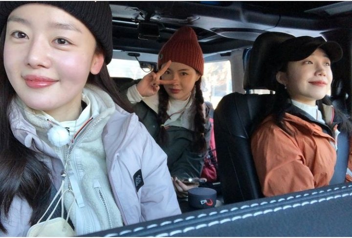 Fifi1700's tweet photo. Finished watching #WorkLaterHikeNow OMG sucha fun show with all the guests & our dorky drinkers girls squad ❤️😍IK its tiring but I wanna try hiking someday❤️THESE 3 FEELS LIKE HOME TO ME😭😍My happy pills😭😍 Can't wait for #WorkLaterDrinkNow S2😍
#LeeSunBin #HanSunhwa #EUNJI https://t.co/c0PWNaOTGc