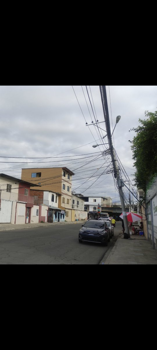 javi83077's tweet photo. @CNEL_EP El cable que colgaba en la avenida cualquier carro con una altura considerable se puede enganchar y causar que se termine de caer ese poste que ya está inclinado considerablemente https://t.co/xnLMEl4Pnx