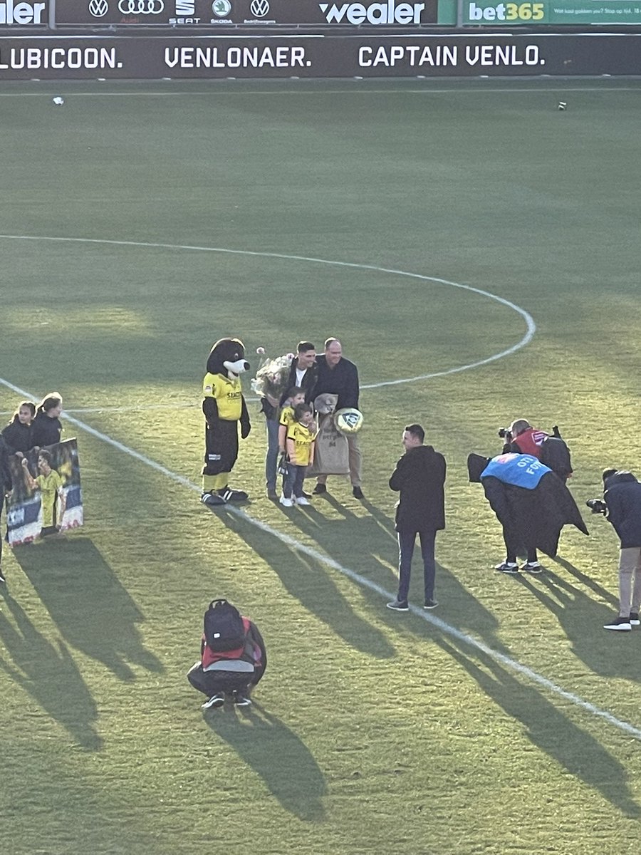 S_a_Scarfs's tweet photo. VVV-Venlo and their fans say farewell to club-legend Danny Post. ⚽️ Danny made 255 appearances for VVV and made 11 goals. 👏🏻 | #stickersandscarfs #keukenkampioendivisie #vvvemm #dannypost https://t.co/WVFHutkII6