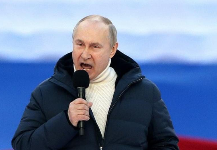 ErkkilaJorma's tweet photo. Italialaisen Loro Piana -luksusmerkin 11 000 euron parkatakkiin sonnustautunut #Putin ajattelee, että hengellisyys on venäläiselle tärkeämpää kuin länsimaiden #materialismi.
Pimpelipompeli.
Lisätietoa: https://t.co/s9FcDWgymC https://t.co/yEEz41xEGl