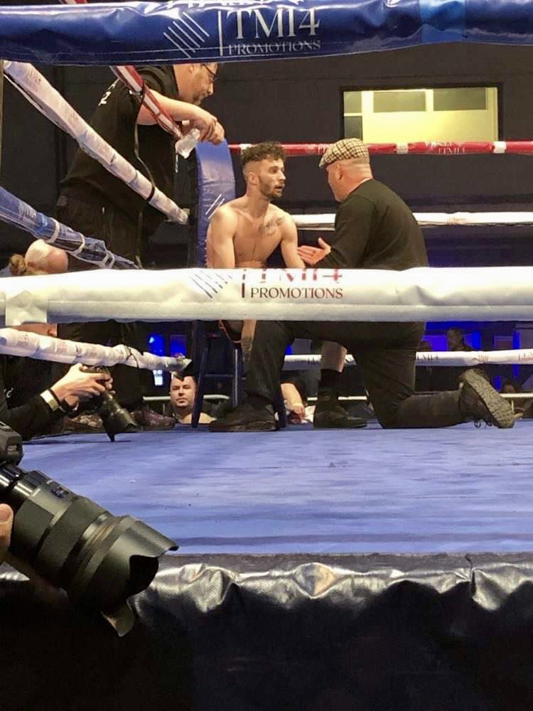 WelshRocky_1983's tweet photo. Flt Lt @lukeo180peach of the @RoyalAirForce @RAF_Gib giving instructions to professional boxer @craigwoodruff during his @BBBofCuk #Celtictitle victory for 🏴 against @RonnieTheShark 🏴 https://t.co/a0XNxZvd3w