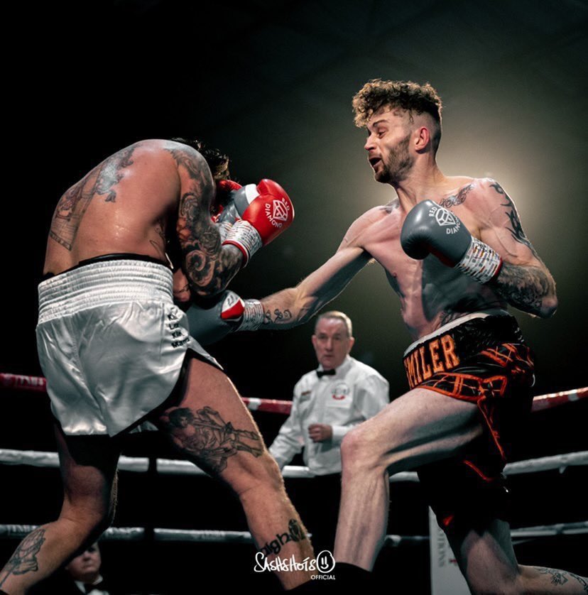 WelshRocky_1983's tweet photo. Flt Lt @lukeo180peach of the @RoyalAirForce @RAF_Gib giving instructions to professional boxer @craigwoodruff during his @BBBofCuk #Celtictitle victory for 🏴 against @RonnieTheShark 🏴 https://t.co/a0XNxZvd3w
