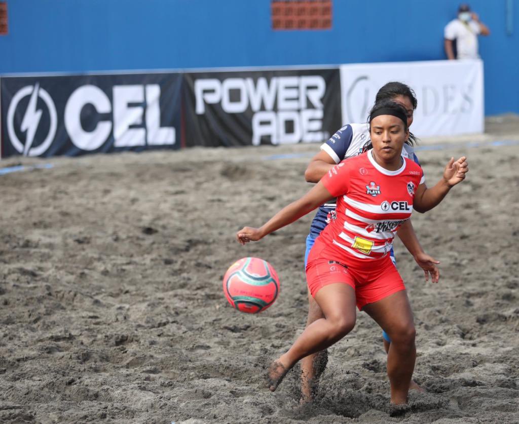 AficionPumaU's tweet photo. Imágenes del equipo femenino de fútbol playa de la Ues, que este día en la Copa @CEL_ElSalvador 2022,
en su primera victoria del torneo ante #SanMarcelino .
#BSUES 7--5 #SanMarcelino 
#EstaEsLaU
📸 De @indeselsalvador https://t.co/q28dbpOXda