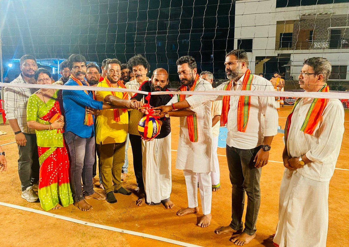MerrillRego's tweet photo. ಗೋರಕ್ಷನಾಥ ಟೈಗರ್ಸ್ ಜೆಪ್ಪು ಇವರ ಆಶ್ರಯದಲ್ಲಿ ನಡೆದ 'ವಾಲಿಬಾಲ್ ಲೀಗ್-2022' ಹೊನಲು ಬೆಳಕಿನ ಪಂದ್ಯಾಕೂಟದಲ್ಲಿ ಮುಖ್ಯ ಅತಿಥಿಯಾಗಿ ಭಾಗವಹಿಸಿ ಆಯೋಜಕರಿಗೆ ಹಾಗೂ ಆಟಗಾರರಿಗೆ ಶುಭಹಾರೈಕೆ ಸಲ್ಲಿಸಿದೆ.
ಖ್ಯಾತ ಚಲನಚಿತ್ರ ನಟ @RajbShettyOMK ಉಪಸ್ಥಿತರಿದ್ದರು.
#VolleyballLeague #FloodLightMatch https://t.co/qU6DMprn13