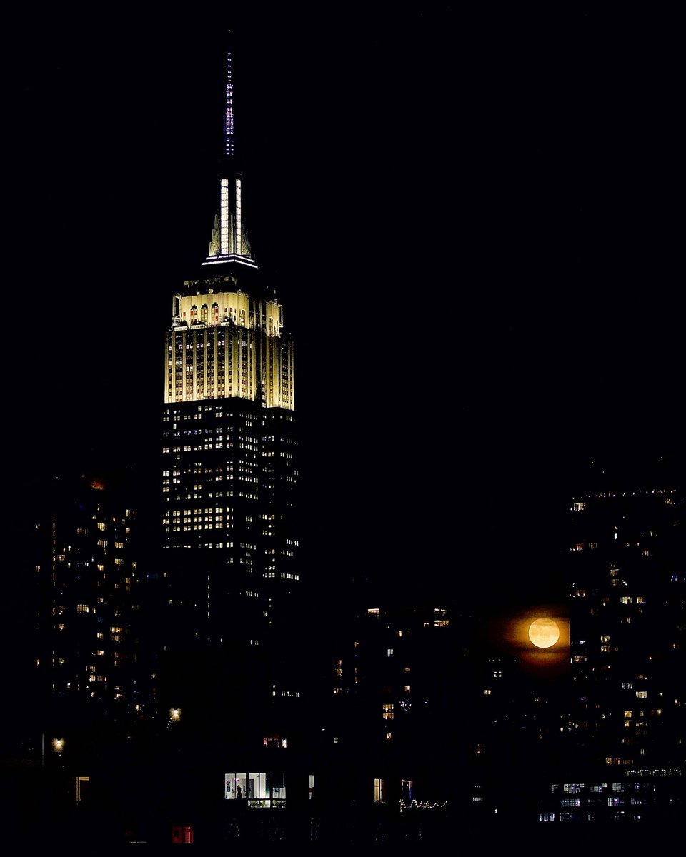 Full Moon Rising. 🌕

Photographer on the Roof! - 3/18/22, 8:07 PM
.
#EmpireStateBuilding #ESB  #ESBfan #NewYorkStateOfMind  #UpOnTheRoof #NYCskyline #Cityscape  #PhotographerOnTheRoof #StreetPhotography #PhotoOfTheDay #TeamCanon #CanonBringIt #topphotographer @EmpireStateBldg