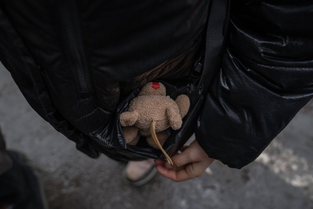 icmoldovan's tweet photo. Small teddy bear in the jacket pocket of a Ukrainian refugee child.
Siret, March 2022

#Ukraine #peaceforukraine #refugees https://t.co/B27lTJKk5s