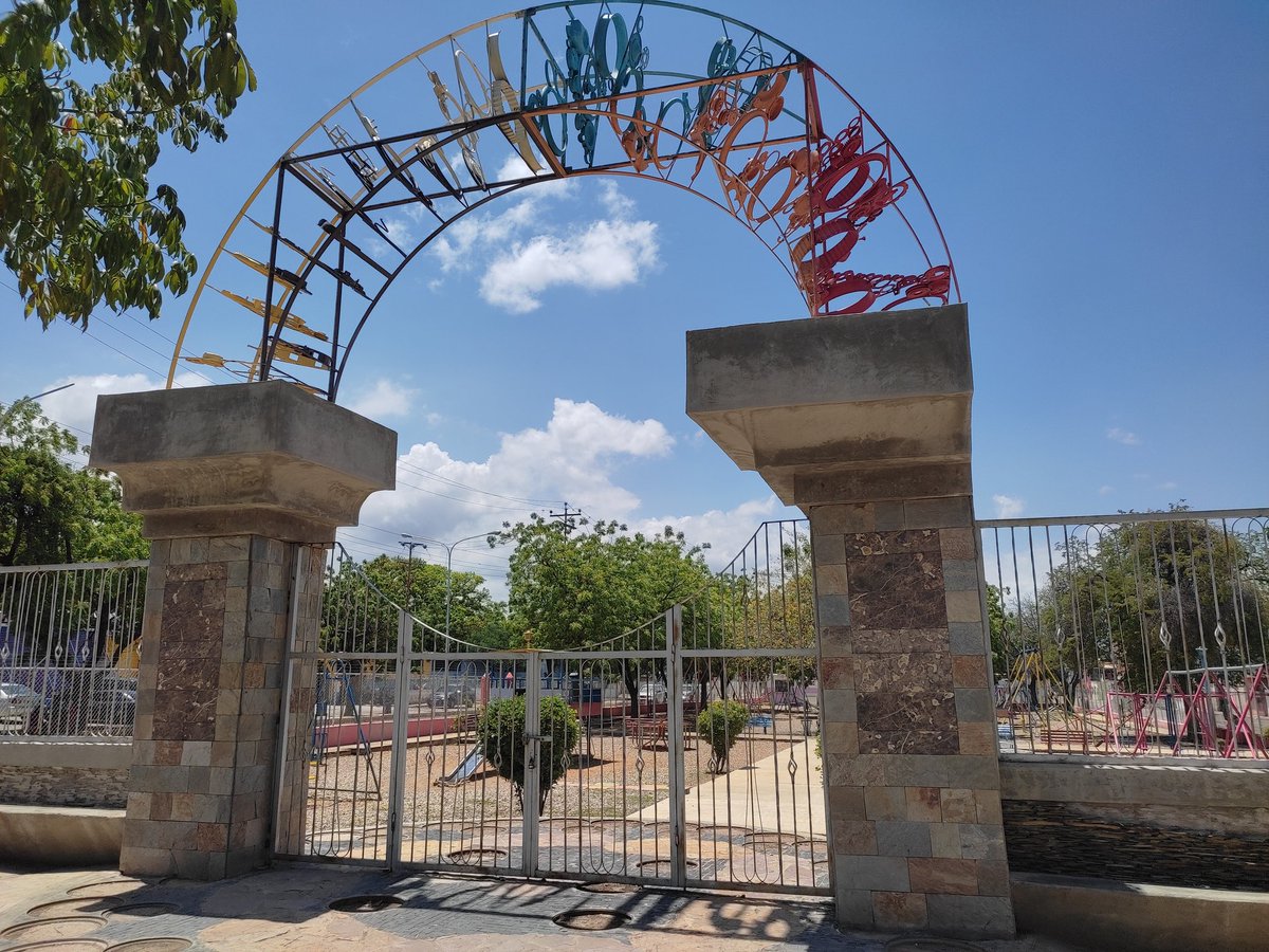 guillerpalacios's tweet photo. #19Mar Está es la Plaza Lara en #carora #Lara cuyo arco se construyó en la administración del ExAlcalde @EdgarCarrasco siendo su costo una suma importante que pronto conoceremos, para que la comunidad torrense juzgue por su propia vista. Les puedo adelantar que es un saqueo https://t.co/MzIj0uPzhU