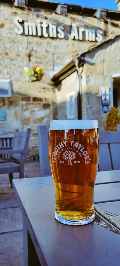 Perfect weather for this...

<a href="/TimothyTaylors/">Timothy Taylor's Brewery</a> 

#pubgarden #countrypub #caskale