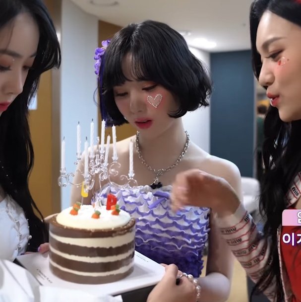 eunbidaiIy's tweet photo. that cake was serious business to her https://t.co/ucEzVybv8W