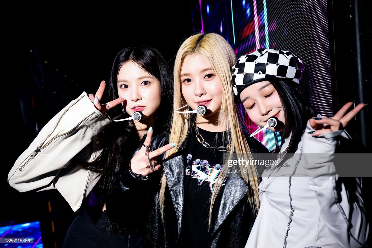 picskdayeon's tweet photo. Seoul Fashion Week https://t.co/QC8MdB4LQW