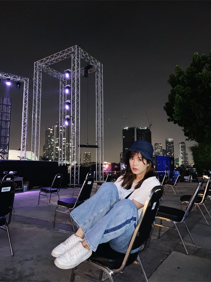 WEEweerayaFC's tweet photo. ถ้านั่งตรงนั้นทั้งคืนระวังยุงกัดนะ😅

Credit : iAM48 Official Application (WEE)

#WeeBNK48 #BNK48 #iAM48OfficialApplication https://t.co/AoXKSZ6fQA