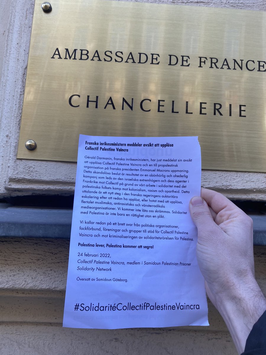 samidoun08's tweet photo. STOPPA UPPLÖSANDET AV COLLECTIF PALESTINE VAINCRA

I solidaritet med Collectif Palestine Vaincra och den palestinska befrielserörelsen i Frankrike har Samidoun Stockholm besökt Frankrikes ambassad och delat ut flygblad till allmänheten. https://t.co/ufugubR7cy