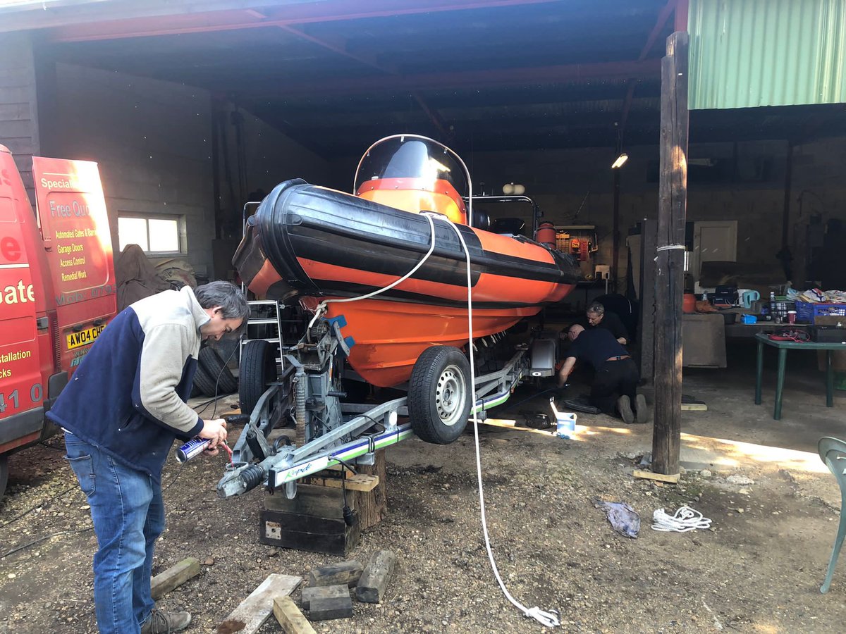 1105_bsac's tweet photo. Boat maintenance with help of our club members 👌 Great atmosphere and food Ready for #2022 #diving season  ‼️‼️‼️‼️‼️‼️@BSACdivers @1105_bsac #scuba #sea #boat https://t.co/AVmrqGdw5R