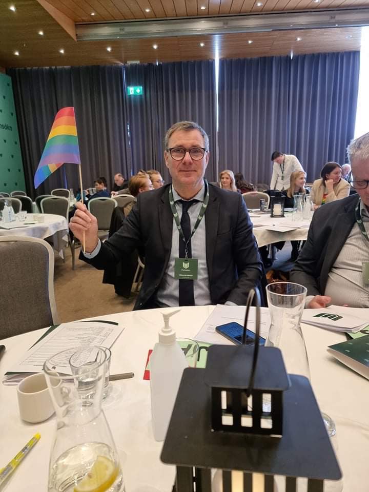 Í dag fékk <a href="/WillumThor/">Willum Þór Þórsson</a> afhentan regnbogafánan frá formanni SUF á 36. Flokksþingi Framsóknar 

Úr ræðu formanns- “Ég trúi því að Willum Þór verði sá heilbrigðisráðherra sem mun heimila blóðgjöf samkynhneigðra karlmanna,”