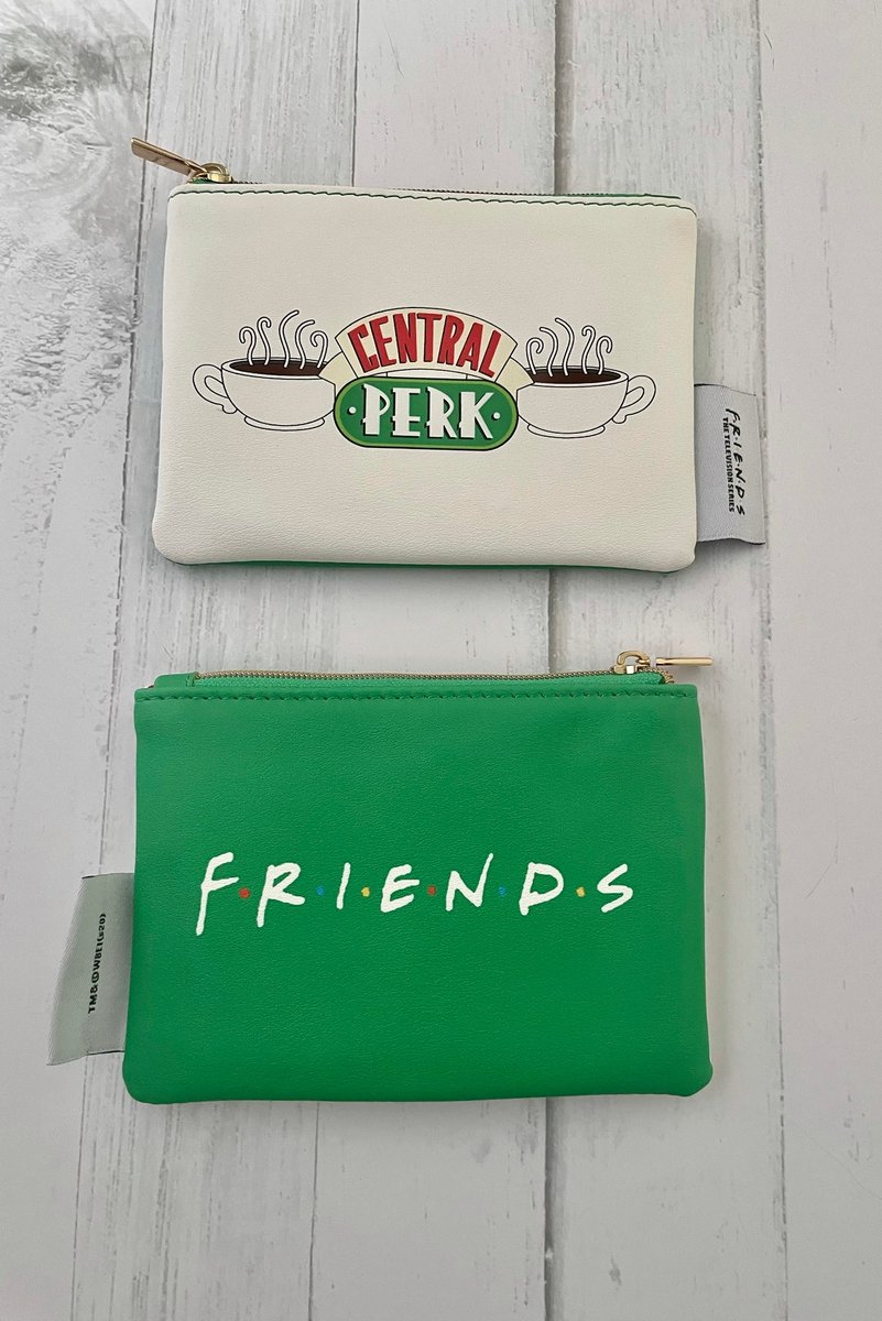 shopatomicflare's tweet photo. 🔥 MERCH OF THE DAY 🔥
⁠https://t.co/fbme2wfbKn

Find this Central Perk Pouch and more FRIENDS merch on our website. 

#friends #friendstv #centralperk #rachelgreen #chandlerbing #phoebebuffay #monicageller #rossgeller #illbethereforyou #joeytribbian #friendsmerch https://t.co/HASakW61rx