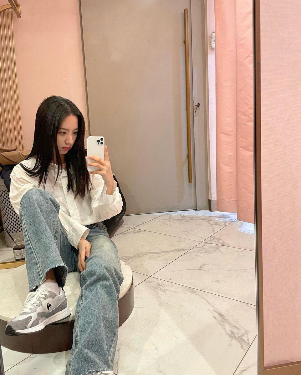 WJSNfr's tweet photo. [📷] 18.03.2022 ─ BONA

⋆ Actualisation de Bona sur Instagram !

« Ma chemise, mon jean et mes baskets préférés 🤍
 #Pub #LeCoq #r820 #BasketsDuCoq » https://t.co/zJ0dGUQtqk