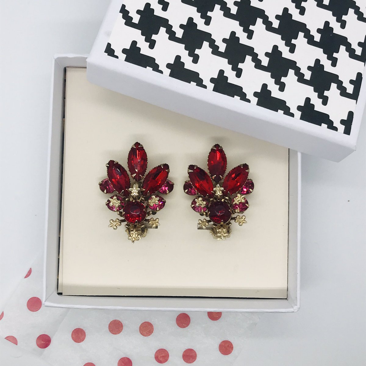Thank you for the support… sending a lovely pair of red vintage clip earrings to France today 🇫🇷 #etsyseller #estygifts #vintageearrings #retro #giftsforher #craftbizhour