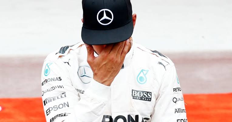sensacionalista's tweet photo. F1: Mercedes diz que acelerou menos porque gasolina está cara #BahrainGP https://t.co/5d1NmXQJEu
