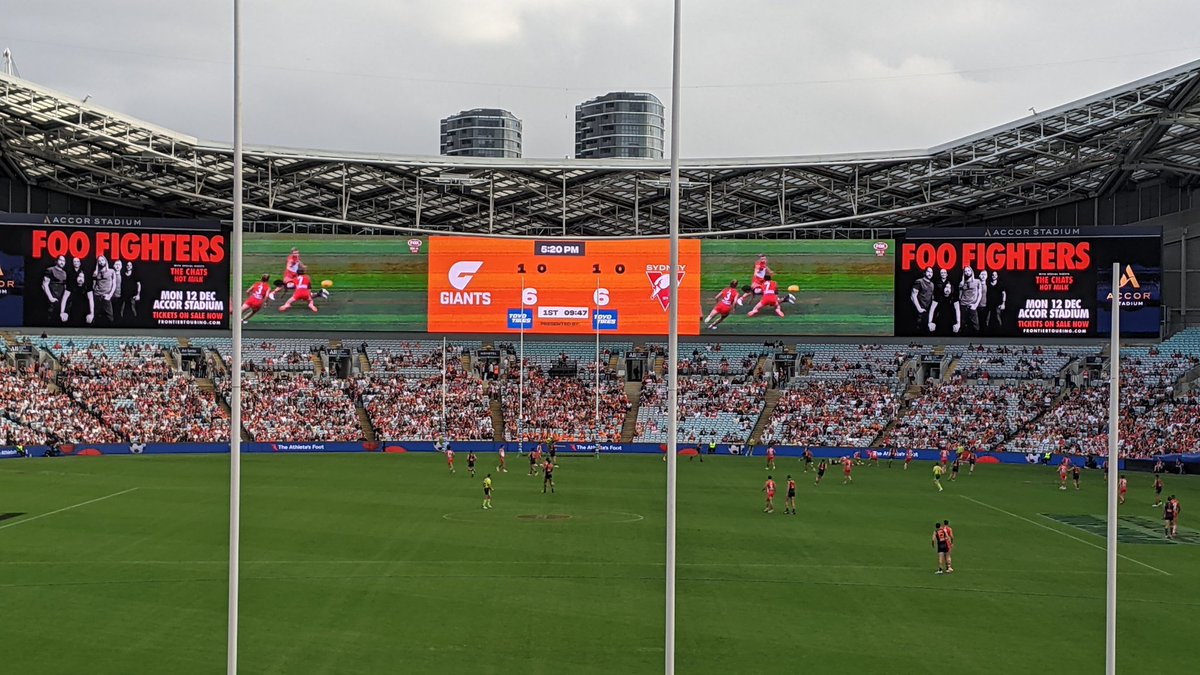 SkellyKim's tweet photo. The new screen is absolutely outstanding! #accorstadium #AFLGiantsSwans #afl360 https://t.co/VcNYvXujoR