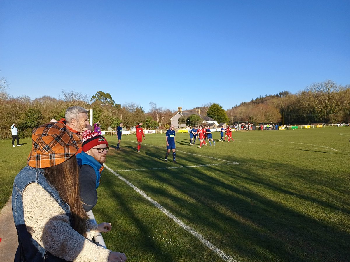 Dafydd Williams (@dafydd103) on Twitter photo Roedd yn bleser pur cael gwylio gêm pêl-droed mewn awyrgylch hollol Cymraeg a chyfeillgar pnawn ma, diolch i gefnogwyr, staff a thîm <a href="/cpdyfelinheli/">CPD Y Felinheli</a> Cipiodd gôl hwyr pwynt haeddianol i'r tîm cartre ar ôl taro'r pyst a thrawst pum gwaith! <a href="/sgorio/">Sgorio</a> <a href="/pjstead/">Phil Stead</a> <a href="/IndyWalesFans/">Welsh Football Fans for Independence</a> Roedd yn bleser pur cael gwylio gêm pêl-droed mewn awyrgylch hollol Cymraeg a chyfeillgar pnawn ma, diolch i gefnogwyr, staff a thîm <a href="/cpdyfelinheli/">CPD Y Felinheli</a> Cipiodd gôl hwyr pwynt haeddianol i'r tîm cartre ar ôl taro'r pyst a thrawst pum gwaith! <a href="/sgorio/">Sgorio</a> <a href="/pjstead/">Phil Stead</a> <a href="/IndyWalesFans/">Welsh Football Fans for Independence</a>