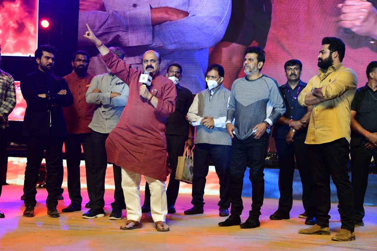 CMofKarnataka's tweet photo. ಮುಖ್ಯಮಂತ್ರಿ @BSBommai ಅವರು ಇಂದು ಚಿಕ್ಕಬಳ್ಳಾಪುರದಲ್ಲಿ ಏರ್ಪಡಿಸಲಾಗಿದ್ದ #RRR ಚಲನಚಿತ್ರದ ಪ್ರೀ ರಿಲೀಸ್ ಕಾರ್ಯಕ್ರಮದಲ್ಲಿ ಭಾಗವಹಿಸಿದ್ದರು.

ಈ ಸಂದರ್ಭದಲ್ಲಿ ಆರೋಗ್ಯ ಸಚಿವ @mla_sudhakar, ಶಿವರಾಜಕುಮಾರ, #RRR ಚಿತ್ರದ ನಾಯಕ ನಟ ಜೂ. ಎನ್ ಟಿ ಆರ್, ರಾಮ್ ಚರಣ ತೇಜಾ, ನಿರ್ದೇಶಕ ರಾಜಮೌಳಿ  ಹಾಗೂ ಉಪಸ್ಥಿತರಿದ್ದರು. https://t.co/x2WpCo6PKr