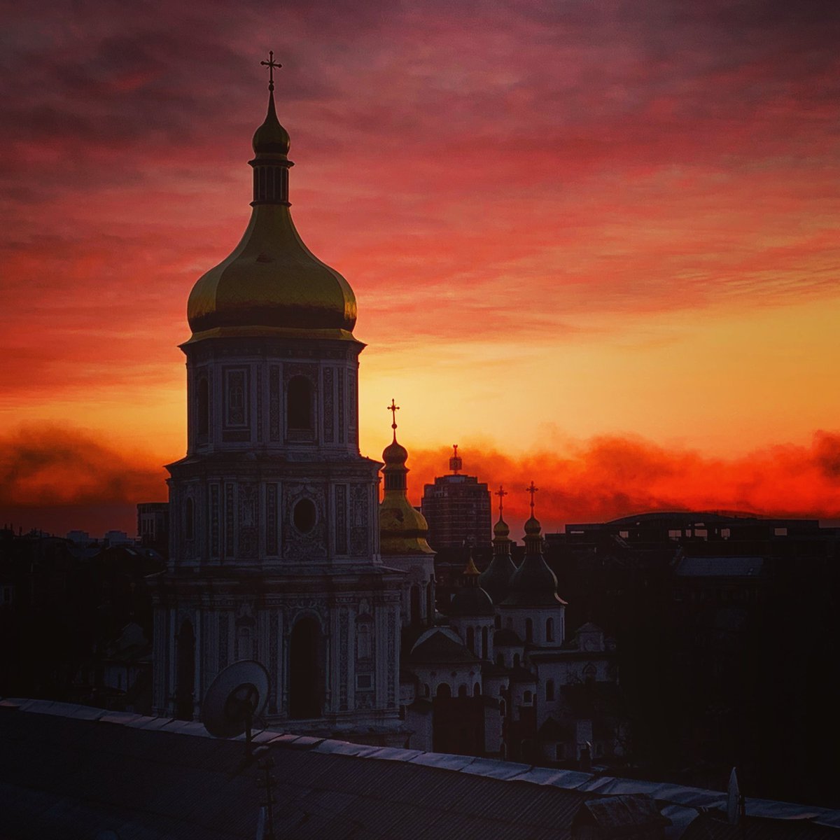 leedurant's tweet image. Sunset over St Sophia’s Cathedral #Kyiv as smoke rises over the outskirts of the city. #Ukraine