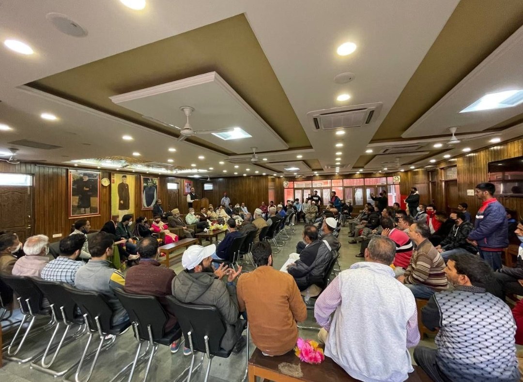 JKNCganderbal's tweet photo. Vice-President @OmarAbdullah felicitates Chief Spokesperson @tanvirsadiq and team: State Spokesperson @ImranNDar, Provincial Spokesperson @IfraJan_. GS Ali Muhammad Sagar was present on the occasion. They congratulated them &amp; wished them good luck for strengthening the party. https://t.co/louwJn7EoJ