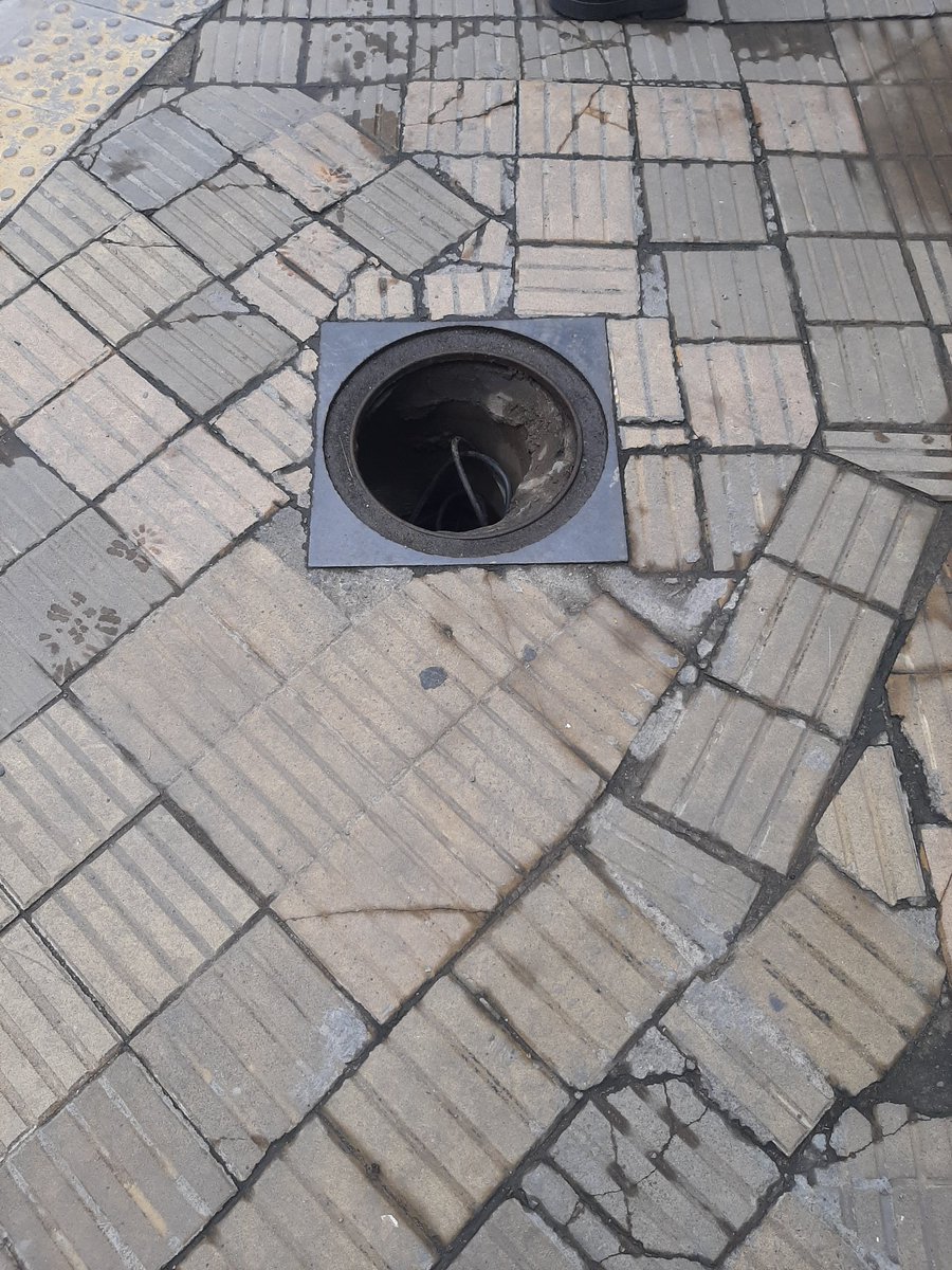 Johsosa's tweet photo. @MuniSMTucuman esquina Salta y Corrientes... esto podria ocasionar accidentes gravisimos... mas aun con un centro gerontologico en esa misma esquina. Por favor si pueden resolver. Graciasss https://t.co/hII5xQXgmg