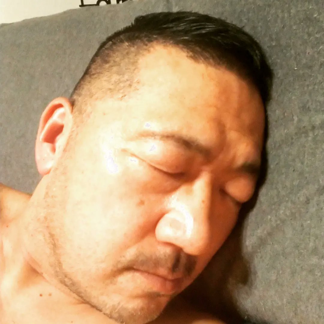 わんにいです 髪セルフで切りました いつも横のにだけ白髪が生える様になりました まー そんなお年頃 いつも それが見えると髪を切りたくなる僕です バリカン歴 10年以上なので こだわりは襟足 耳の上は3mm 後頭部のつむじくらいから6mm