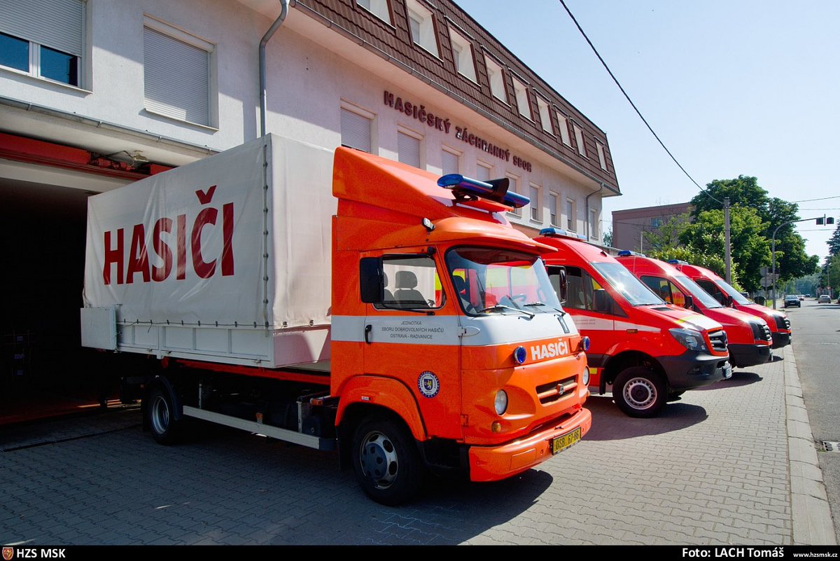 jkozakcz's tweet photo. @PavelNovotnak @hzsmsk Vezli to dobrovolní hasiči z @Ostrava_cz #Radvanice svou luxusní kontejnerovou Avií, kterou jsme jim bezúplatně převedli když u nás dosloužila. V Brně byli krátce po 17. hodině, všechno hraje 😎🚒 https://t.co/76AT7NlNYk