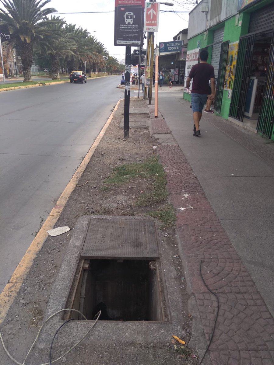 ComiteCpt's tweet photo. Atención @muni_renca @cn_castro foto de hoy en  plena avenida principal y nos encontramos con esto. ¿Quien fiscaliza? ¿o esperaran a tener un accidente? https://t.co/Kifr0t8LeS