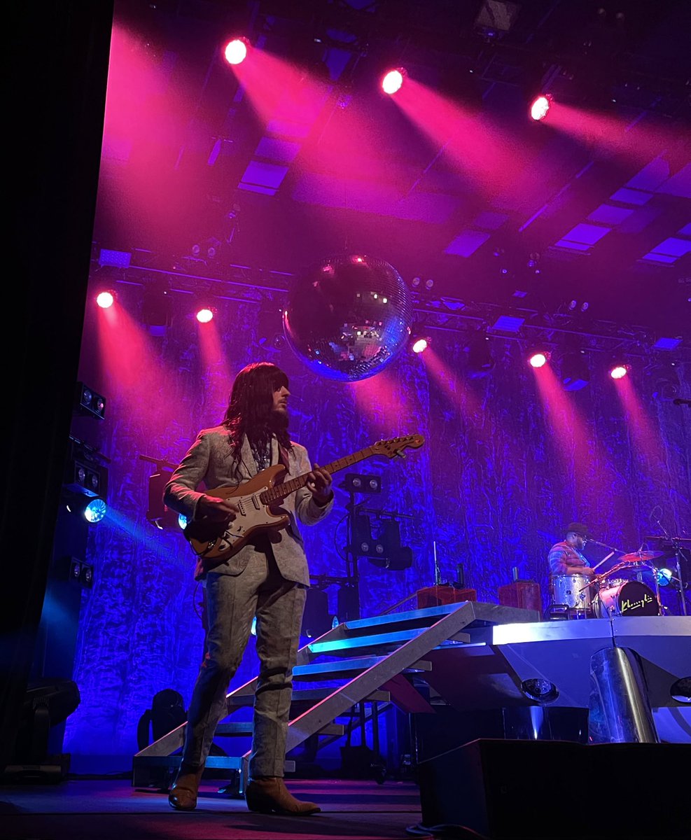 alrightweirdlol's tweet photo. @Khruangbin 💕 Thanks for a great show last night! https://t.co/WoJvbKMlKJ