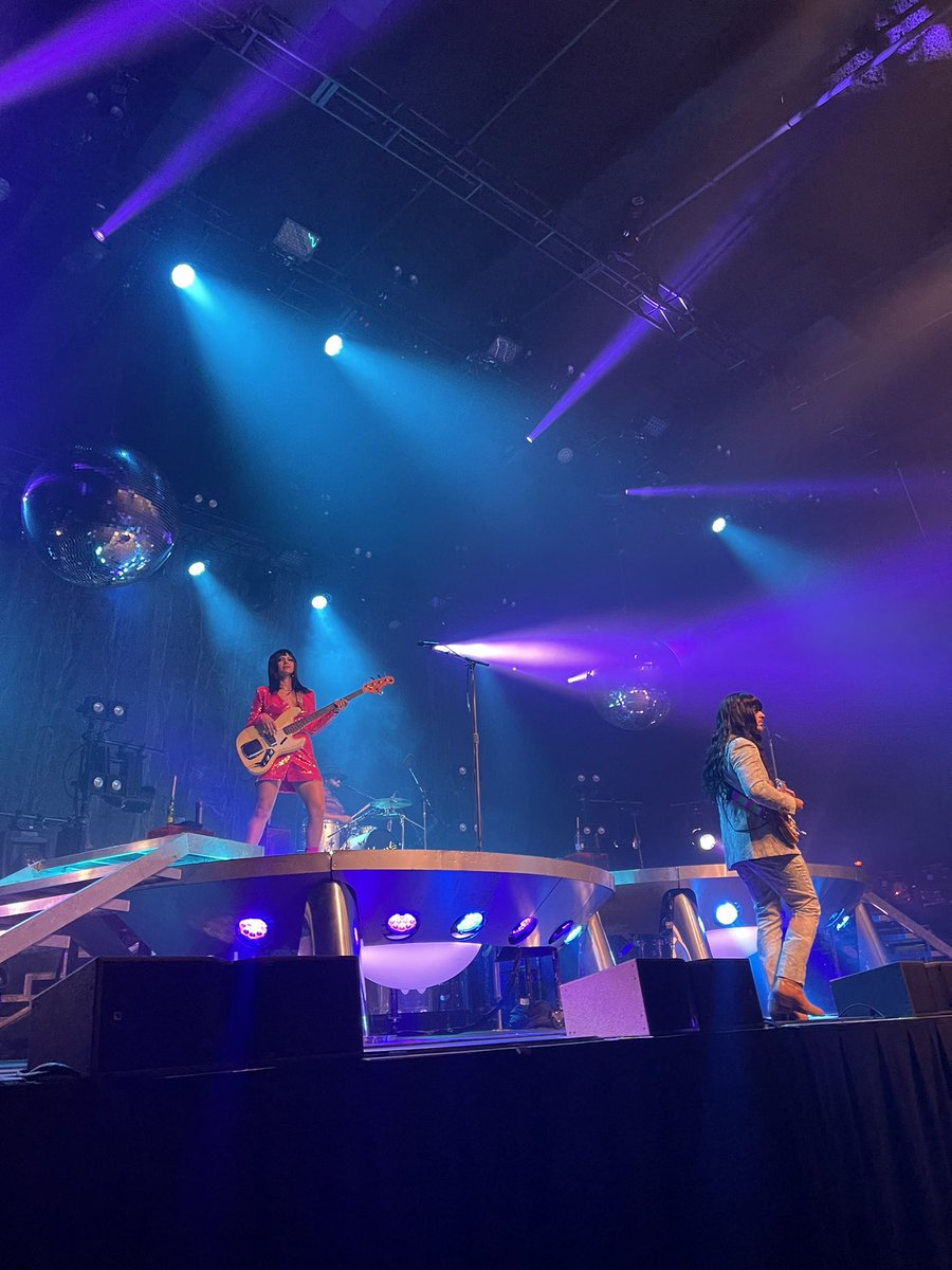 alrightweirdlol's tweet photo. @Khruangbin 💕 Thanks for a great show last night! https://t.co/WoJvbKMlKJ