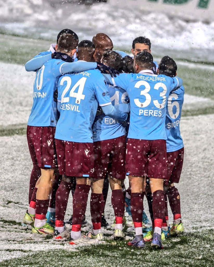 Yensen de yenilsen de
Şampiyon olsan,küme düşsen de
Ne bendeki yerin dolar ne dengin çıkar karşıma.
Yaşar var ol asırlarca Trabzonspor'um!