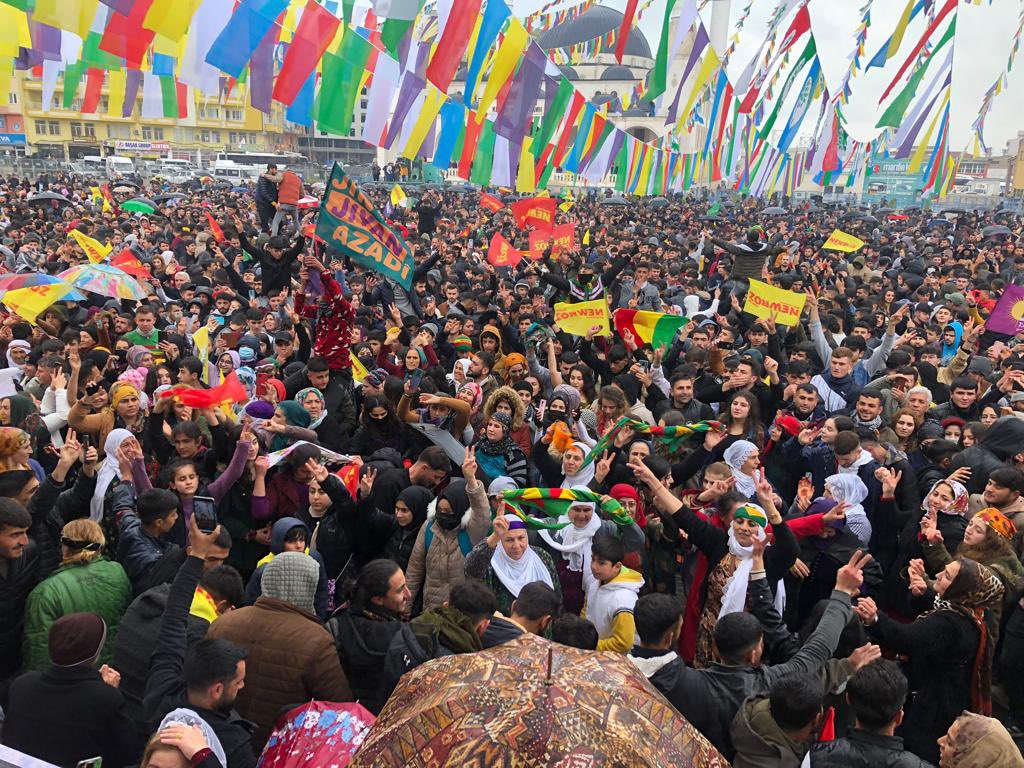 “Teslimiyet ihanete,direniş zafere götürür “bu ruhla Qoserde milyonlarca insanla newrozu büyük coşkumuzla kutladık.
#BijiNewroz