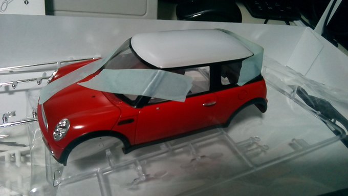 ひえーっ!
クリアパーツが前に合わせると後ろが剥がれて、後ろに合わせると天井が外れる!
全部指で抑えたらフロントウィンドウがぶっ飛んだぐえー! 