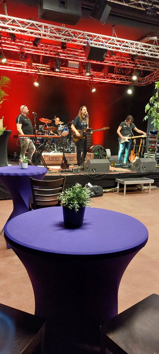 Deze fijne band speelt vanavond in de grote zaal. Er zijn nog kaarten beschikbaar. Kaarten zijn te koop op ukien.nl