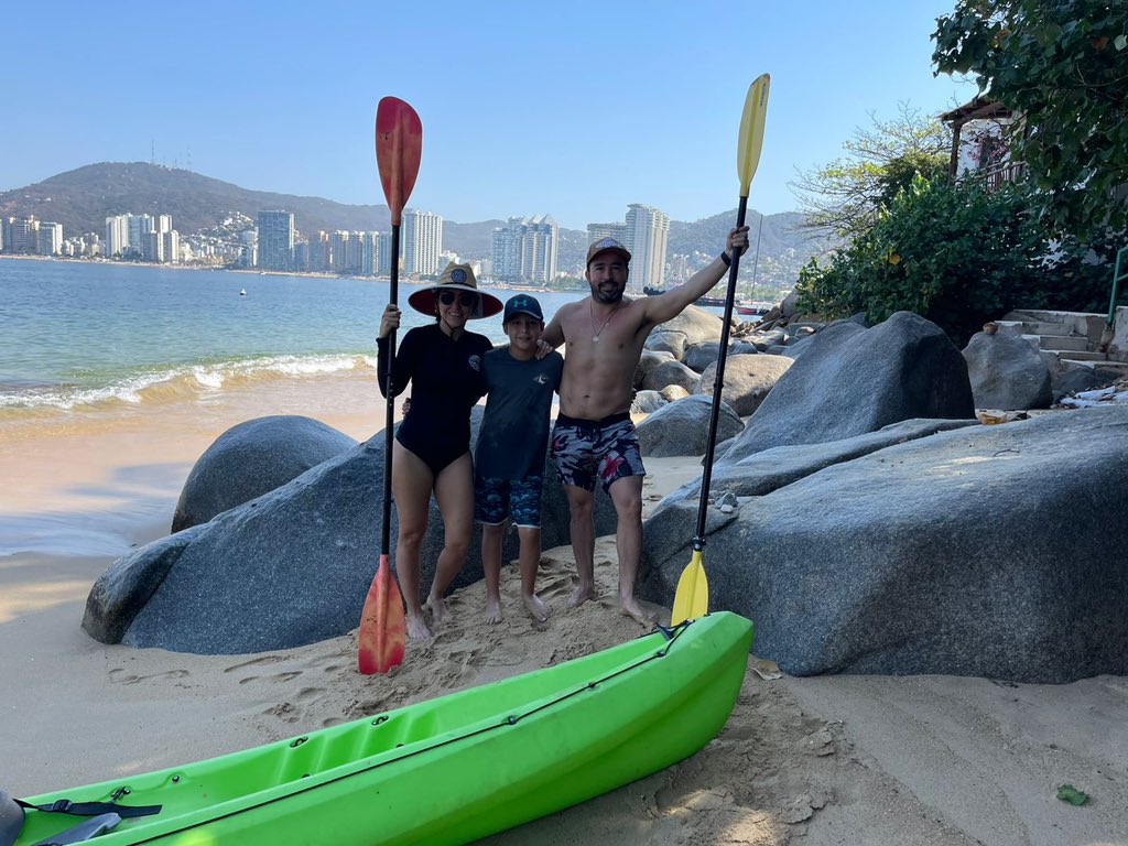 Terminando una buena remada con mi esposa Nancy y nuestro hijo Salim.

¡ No saben lo rico que está el mar ! 🏝