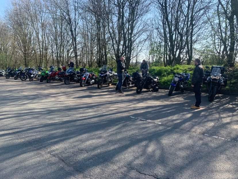 MNo7241's tweet photo. Members of various Widows Sons Chapters - we had Wyvern from Somerset, Pilgrims from Devon &amp; Stonecutters from Wiltshire - meeting at cartgate services for 110 mile ride including the Fovant badges for a picture and at Compton Abbas Airfield for refreshments &amp; a comfort break https://t.co/Ha7DxgY2g3