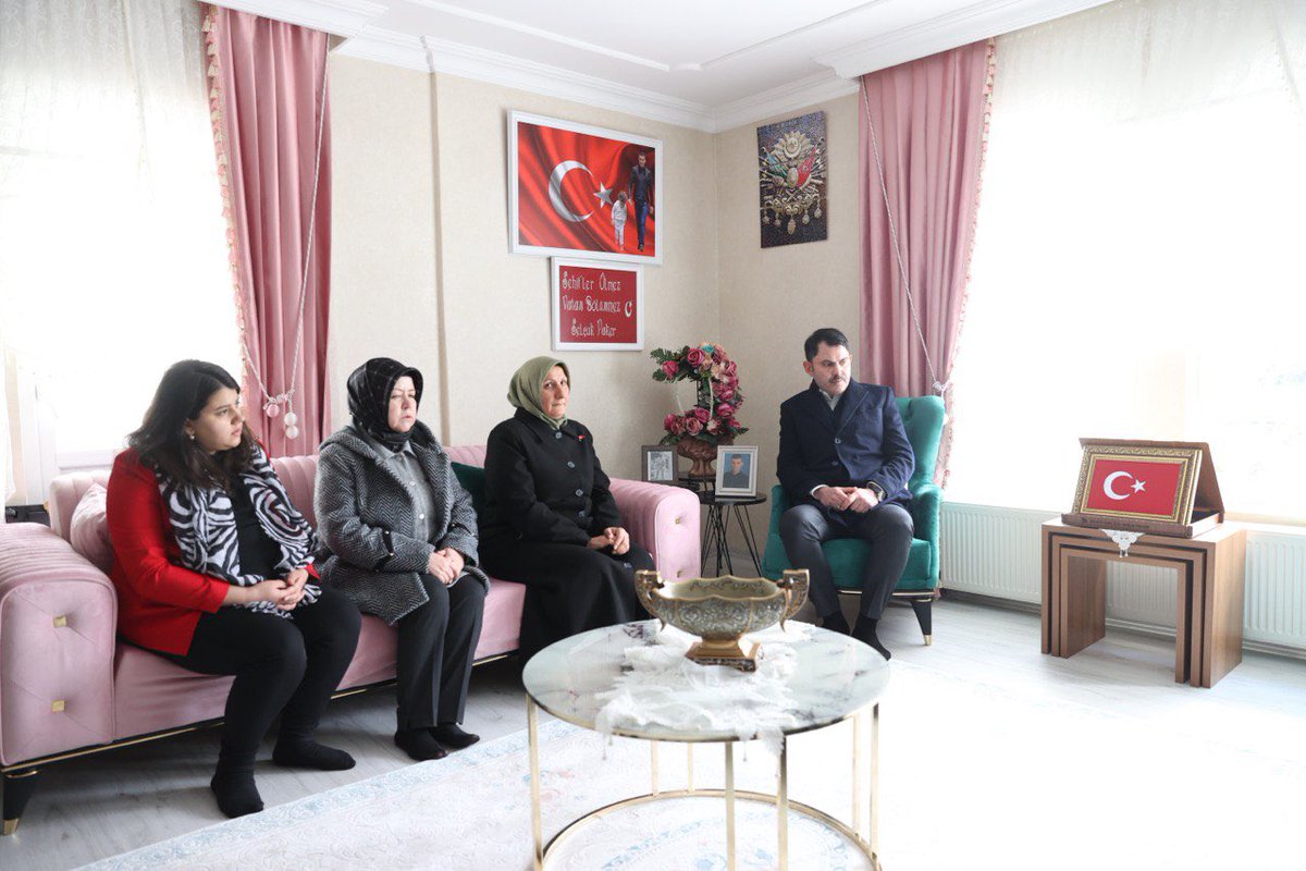 Diyarbakır Sur'da altı yıl önce şehit düşen Selçuk Paker kardeşimizin kabrini ve kıymetli ailemizi ziyaret ettik.
 
Rabbim tüm şehitlerimizin mekânlarını cennet, makamlarını âli eylesin. 🇹🇷