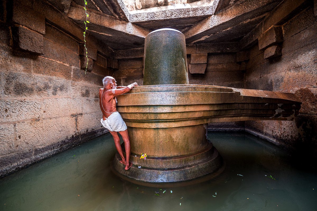 shreenivasyenni's tweet photo. @hugoraphy Badavi Linga, A huge monolithic Shiva Linga at hampi. 80+ years old priest climbs the shiva Linga and worships daily without fail. This statue always immersed in river water. This image available in OpenSea. I tag @eyeframedyou @stela_narayana @FramesofAJ https://t.co/upDfXYSURh