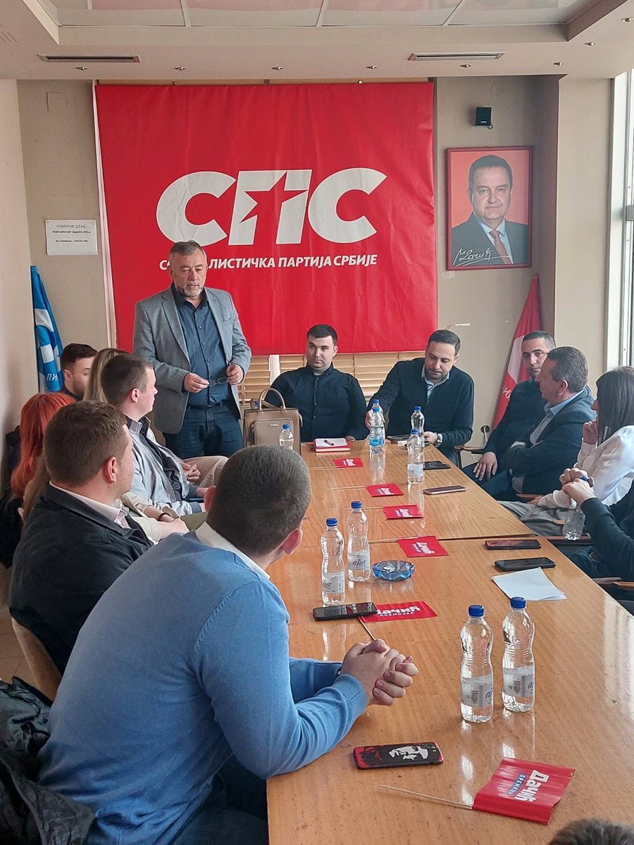 MladiSPS's tweet photo. U prostorijama SPS u Gračanici održana je konstitutivna sednica pokrajinskog saveta Socijalističke omladine Srbije na Kosovu i Metohiji. 
Entuzijazam ovih mladih ljudi predstavlja snagu @socijalisti na #KiM @omladinaspskim #omladinasps #sps #izbori2022✅ #dopobede #srbija🇷🇸 https://t.co/o5MEGTl4p3