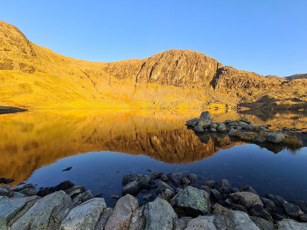 daveroll1's tweet photo. Stunning day in Langdale rewarding an early start. Lake district at its finest! Scotch egg from rheged a belter. #LakeDistrict #cumbria #notjustlakes https://t.co/WgF2EdbEHJ