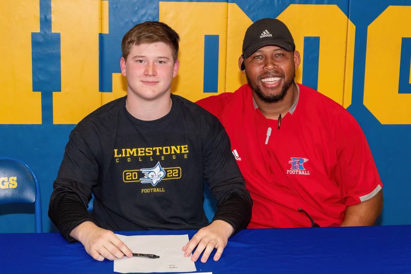 JacobTank21's tweet photo. Finally got to put the pen to paper. Thankful and Blessed @LimestoneFB @coachfurrey @CoachBooneQ @DLInstructor91 @_GODSWILL2886_ @DevildogPower https://t.co/Xh1plYvPWA